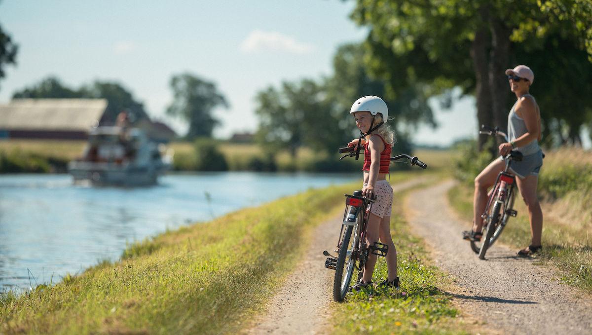 Att cykla längs kanalen är också en växande trend.