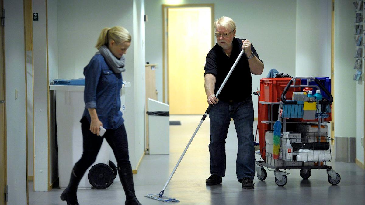 Fler äldre jobbar idag än tidigare. Men fler står också långt från arbetsmarknsden.