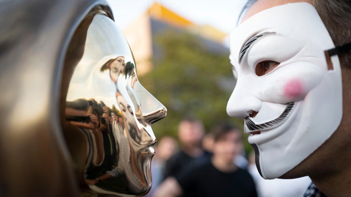 Satoshi Nakamoto som staty i Ungern