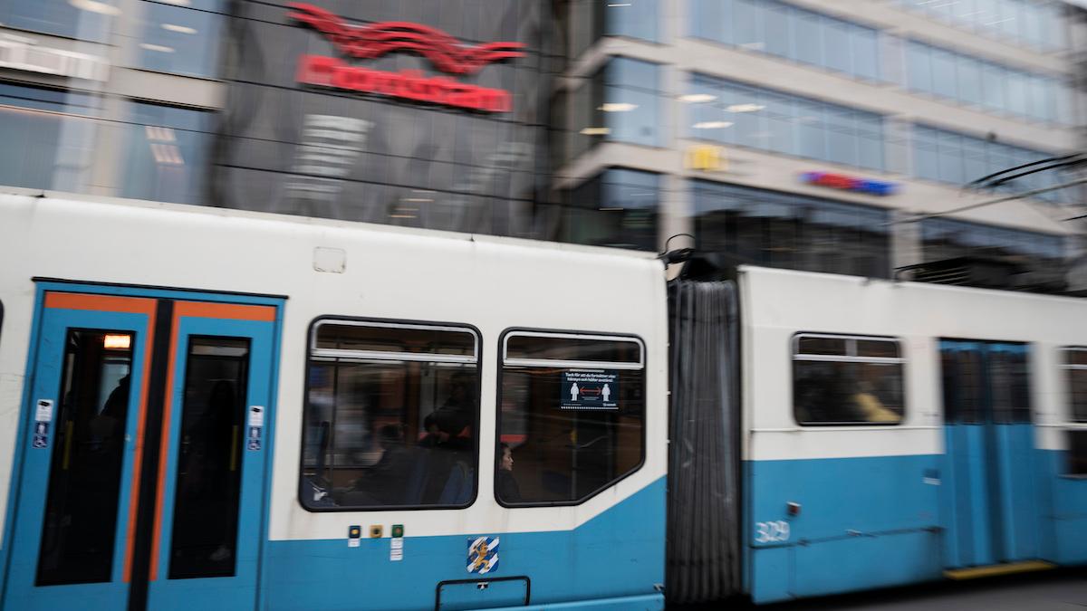 Göteborgs spårvägar får se över sitt elavtal när priserna skenar .