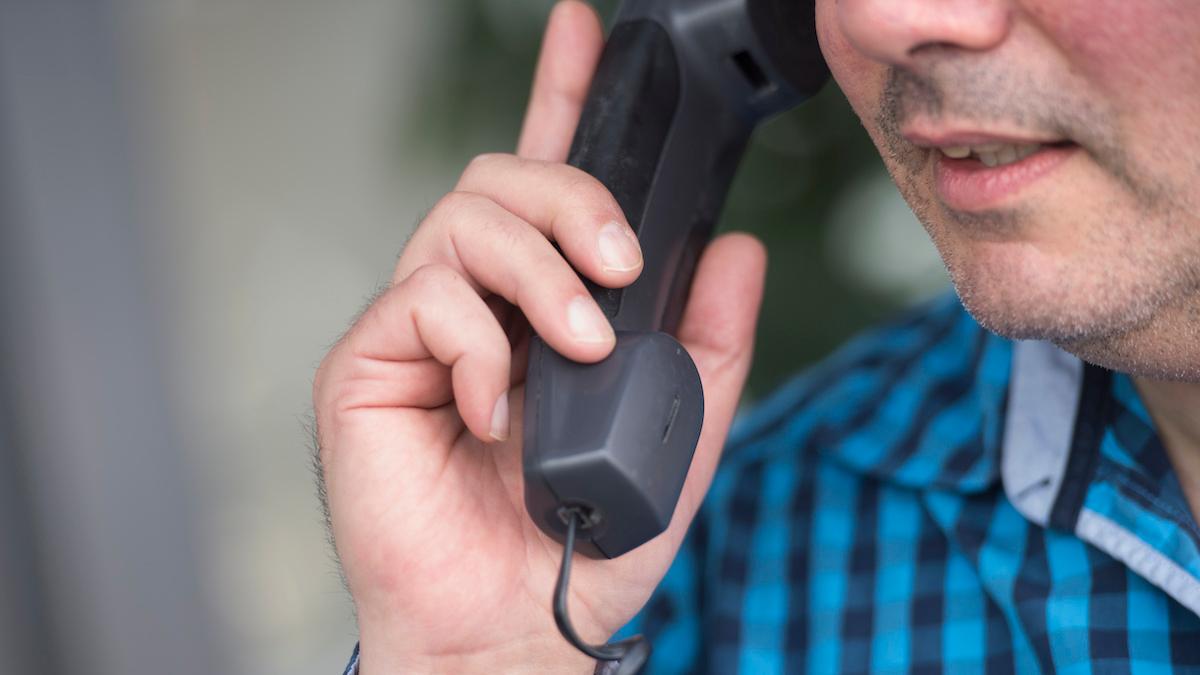 Man talar med elbolag i telefon.