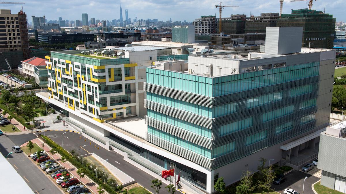 Tjänstemän vid Astra Zeneca Kina misstänks vara inblandade i sjukförsäkringsbedrägeri, vissa av bolagets anställda i staden Shenzhen ska ha ändrat patienters testresultat. På bilden, Astra Zenecas huvudkontor i Kina