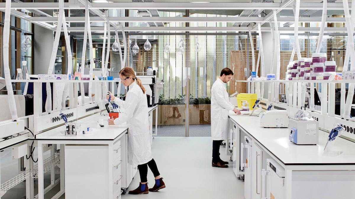 Studieresultat visar att Astra Zenecas bröstcancerläkemedel Enhertu skulle kunna användas till en mycket större grupp bröstcancerpatienter, något som fått analytiker att höja koncernens försäljningsprognos.