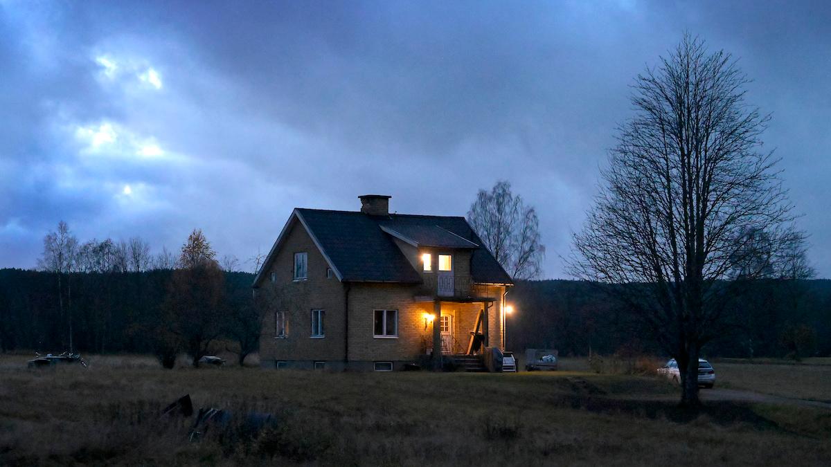Värmepump eller bergvärme och väl isolerad vind är några saker som kan få ned elkostnaderna för en villa