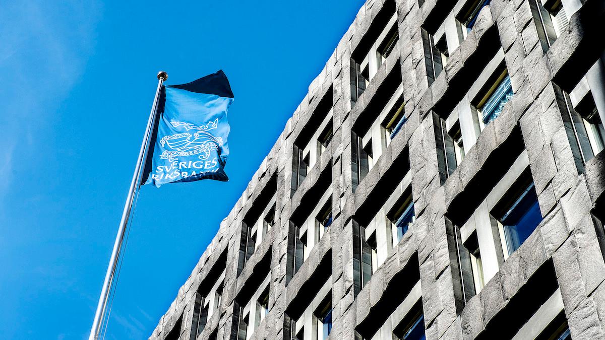 Politikerna har redan reagerat på den höga inflationen och valrörelsen kommer nog handla om de stora prisökningarna, men det är Riksbankens roll att hålla nere inflationen.