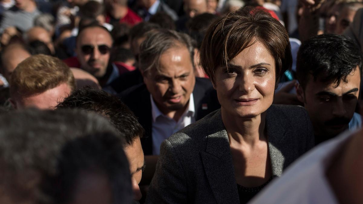 Turkiet: Tiotusentals protesterar i Istanbul