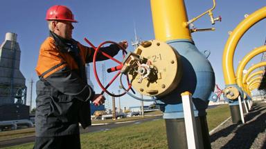 EU håller på att planera bort från sitt ryska gasberoende men pumpar fortfarande in rysk gas i unionen.