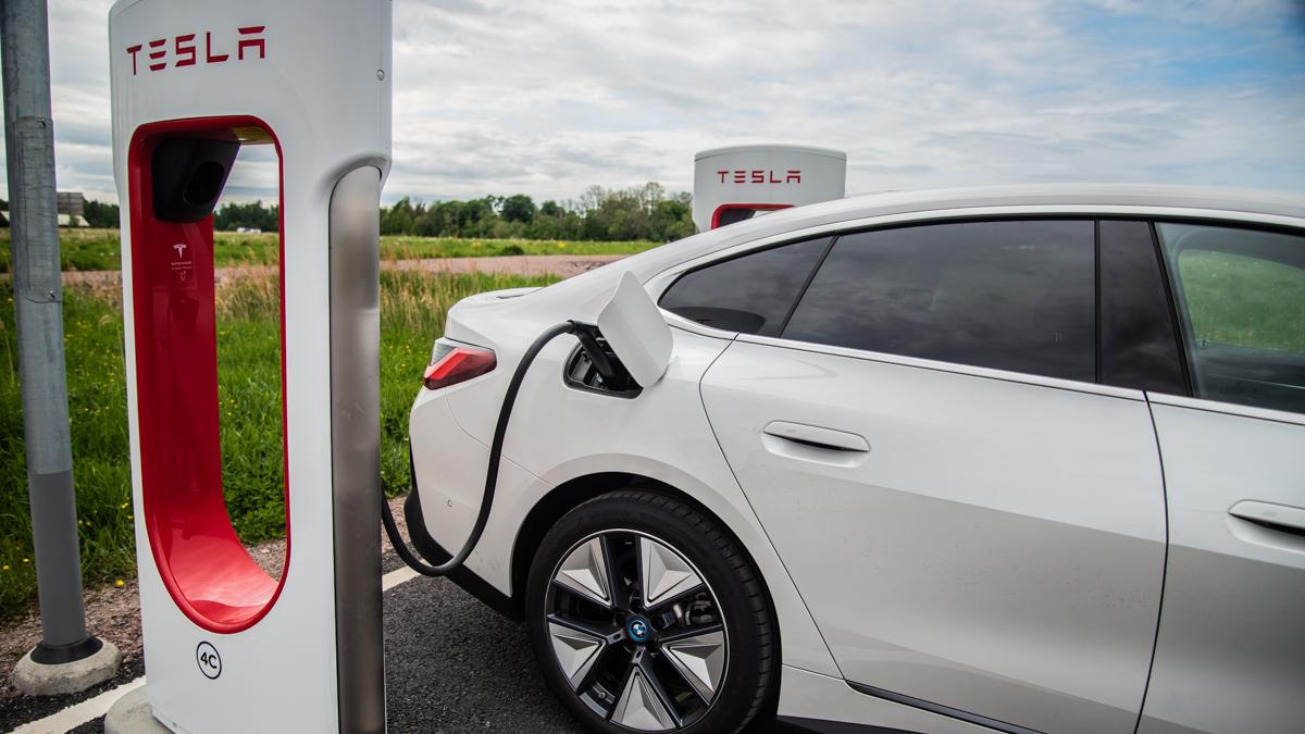 BMW i4 40e laddar på Tesla-laddare.