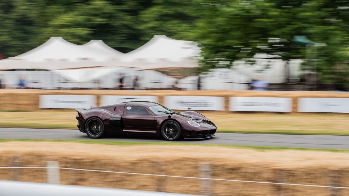 Radford Type 62-2 kör upp för backen på Goodwood.