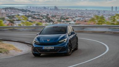 Cupra Born i bergen ovanför Barcelona