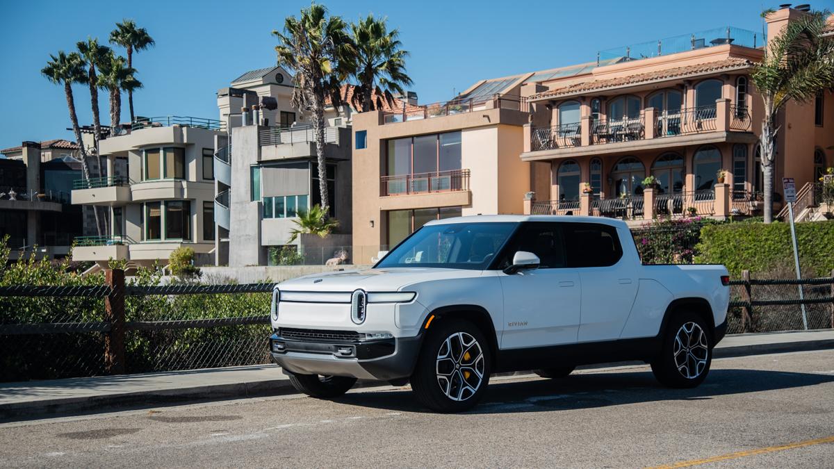 Rivian R1T snett framifrån elbil