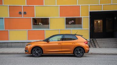 Škoda Fabia vid en vägg