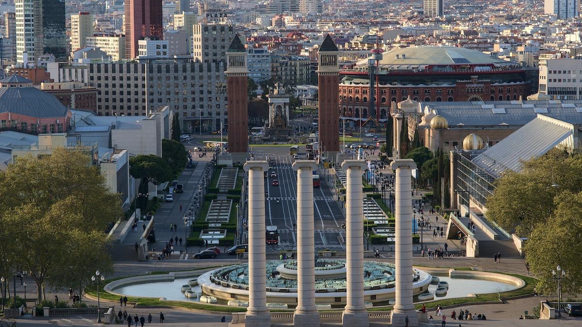 Barcelona är en av de platser som enligt den internationella fastighetsbyrån Knight Frank är bra för att investera i en fastighet för uthyrning till semesterfirare
