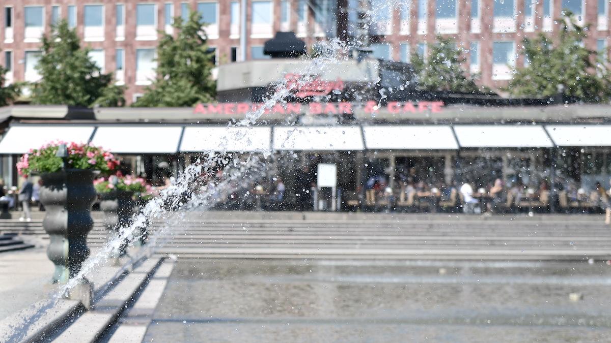 I Kungsträdgården, där restaurangen TGI Fridays nu ligger, ville Apple bygga en flaggskeppsbutik, men planerna mötte motstånd och nu har techjätten sålt tomträtten