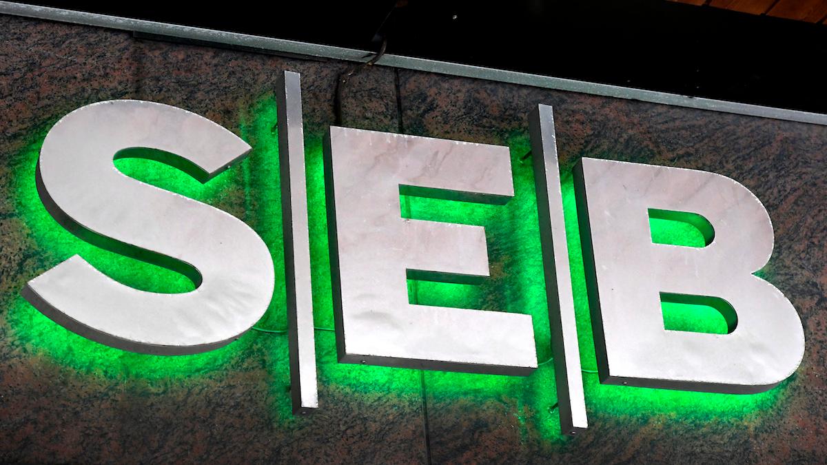 Enligt SEB:s prognos väntas inflationen mot slutet av året stiga till 10 procent på årsbasis, innan den vänder och blir lägre.