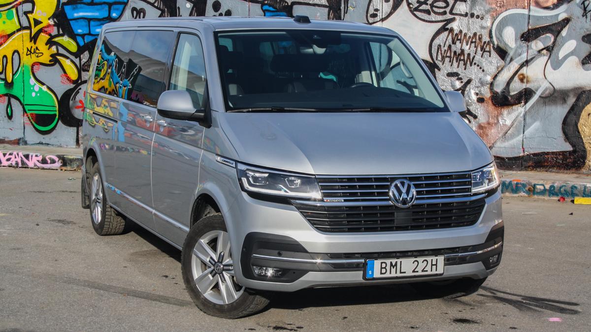 Volkswagen Caravelle snett framifrån