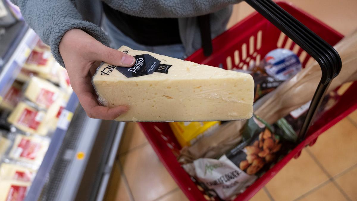 Svenskarna drar ned på mat och bränsle i tuffare tider
