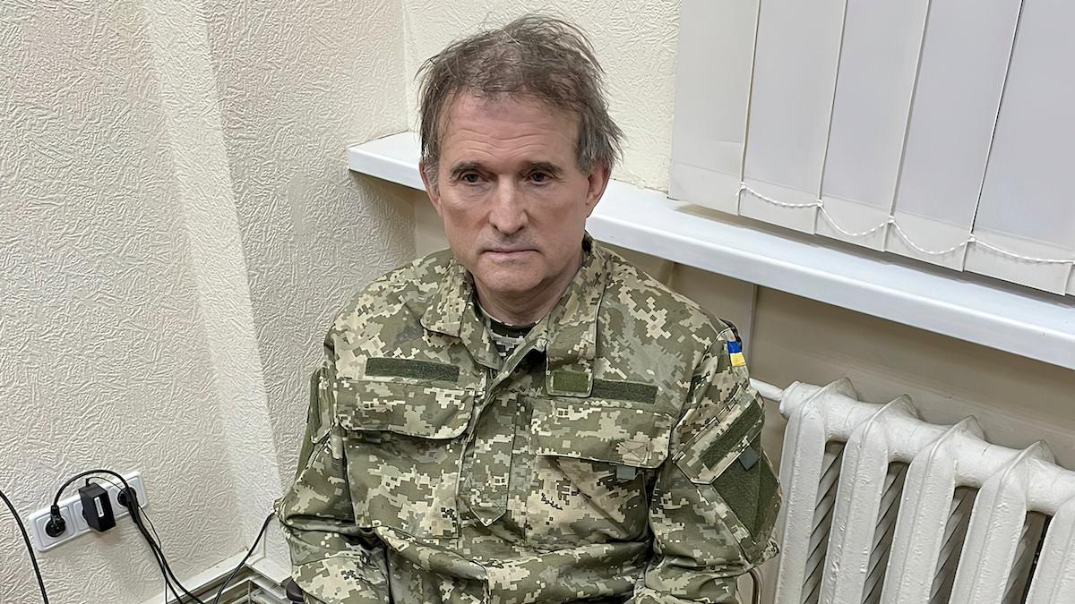 Oligarken Viktor Medvedchuk, tidigare ledare för ett pro-ryskt oppositionsparti i Ukraina och nära medarbetare till den ryska presidenten Vladimir Putin, har i en fångutväxling lämnats över till Ryssland