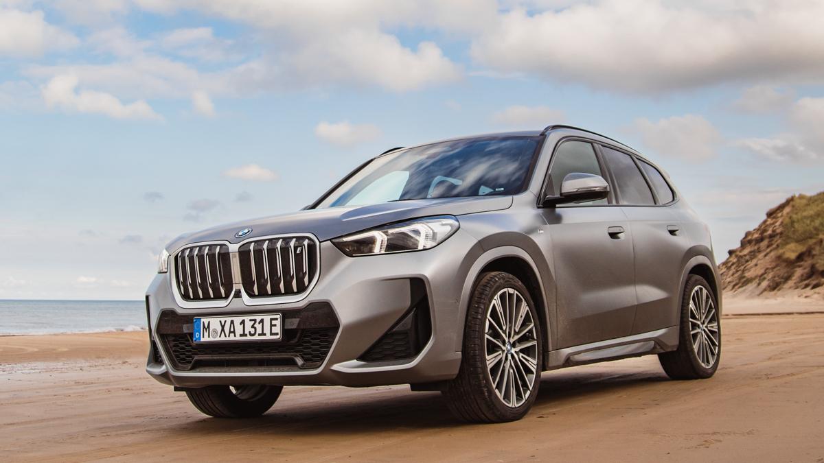 BMW iX1 snett framifrån