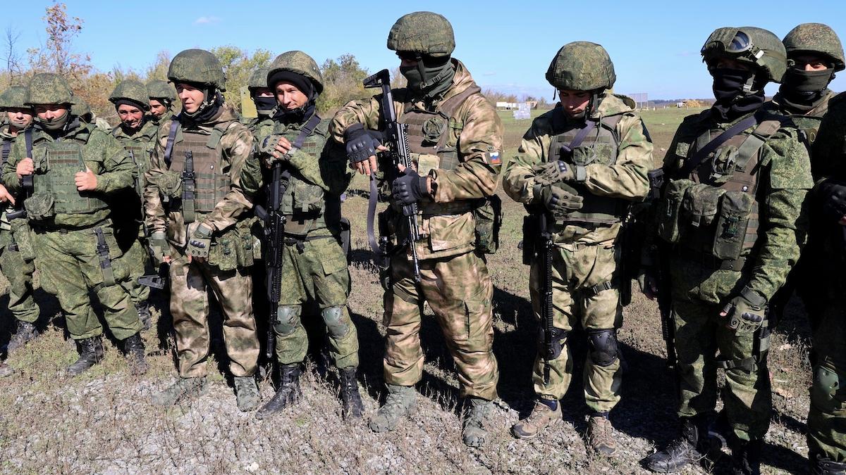 Ryska rekryter. Många av dem som rekryterats i den mobilisering av 300 000 reservare som Ryssland annonserade i september, har fått väldigt lite utbildning innan de skickas till Ukraina och en del har hämtats direkt från gatan av polis och militär