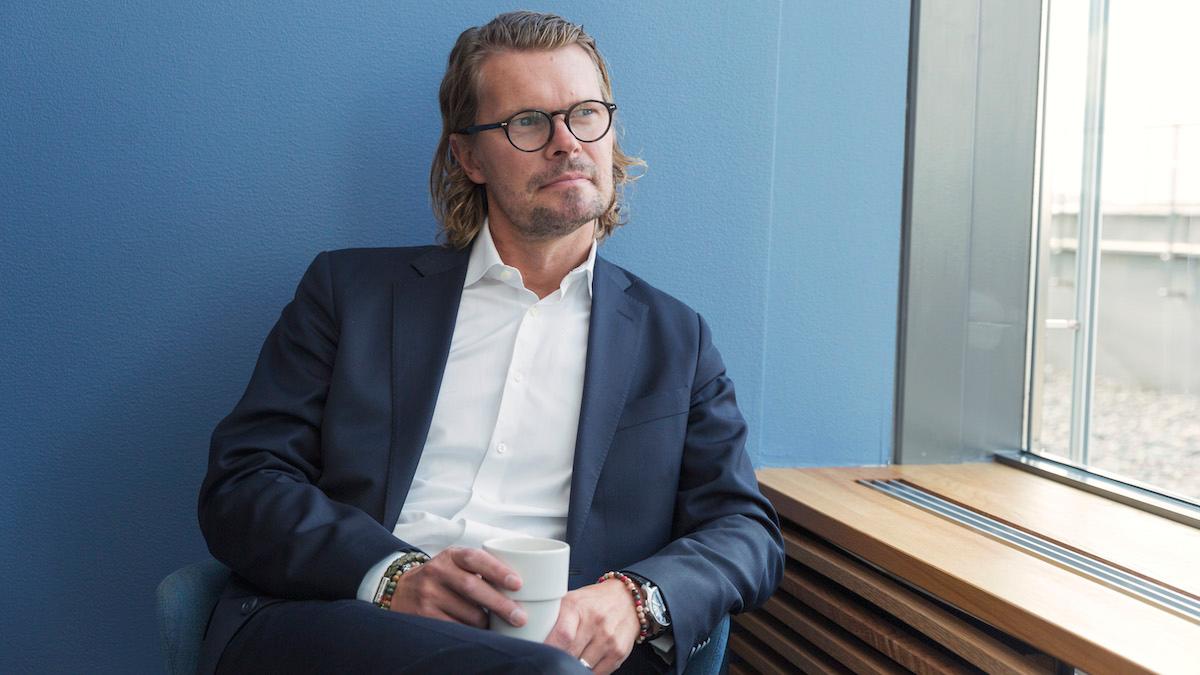 Siffror från ägardatatjänsten Holdings visar att insynspersoner har köpt aktier i höstens börsras. Mattias Isakson, Swedbanks chefsstrateg, säger att personer med insyn i bolagen köper i ett mer långsiktigt strategiskt perspektiv