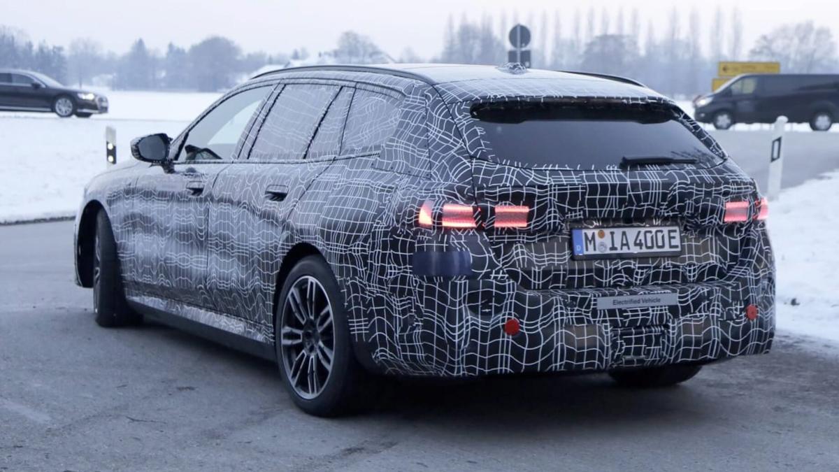 BMW i5 bakifrån