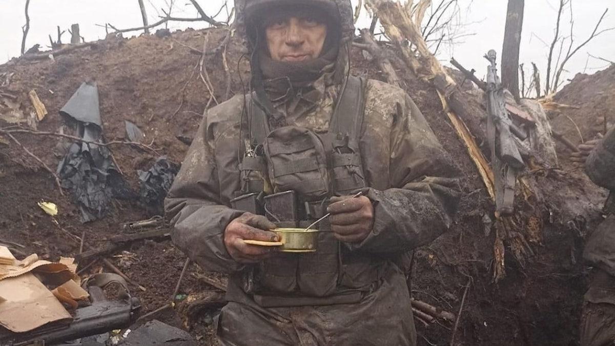 Soldat som deltar i striden om Bakhmut, området för striden om staden har blivit en häxkittel av skyttegravar, lera och förkolnade träd