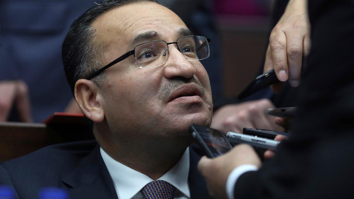Turkiets justitieminister Mekir Bozdag säger att Turkiet hoppas på fler utlämningar från Sverige men att det inte räcker med bara utlämningar för att Turkiet ska godkänna Sveriges Natoansökan