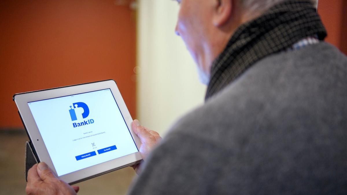 Bankbedragare ringer oftast upp sina offer, vanligtvis äldre människor, och påstår att de är banktjänstemän, de lurar sedan offren så att de lämnar ut koderna till sina bank-id:n eller bankdosor