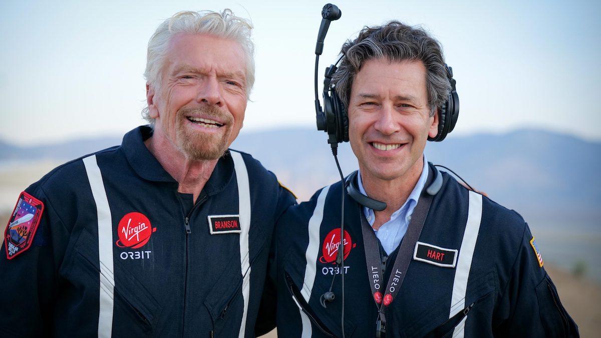 Grundaren av Virgin Group, Richard Branson, till vänster, och Virgin Orbits vd, Dan Hart, till höger