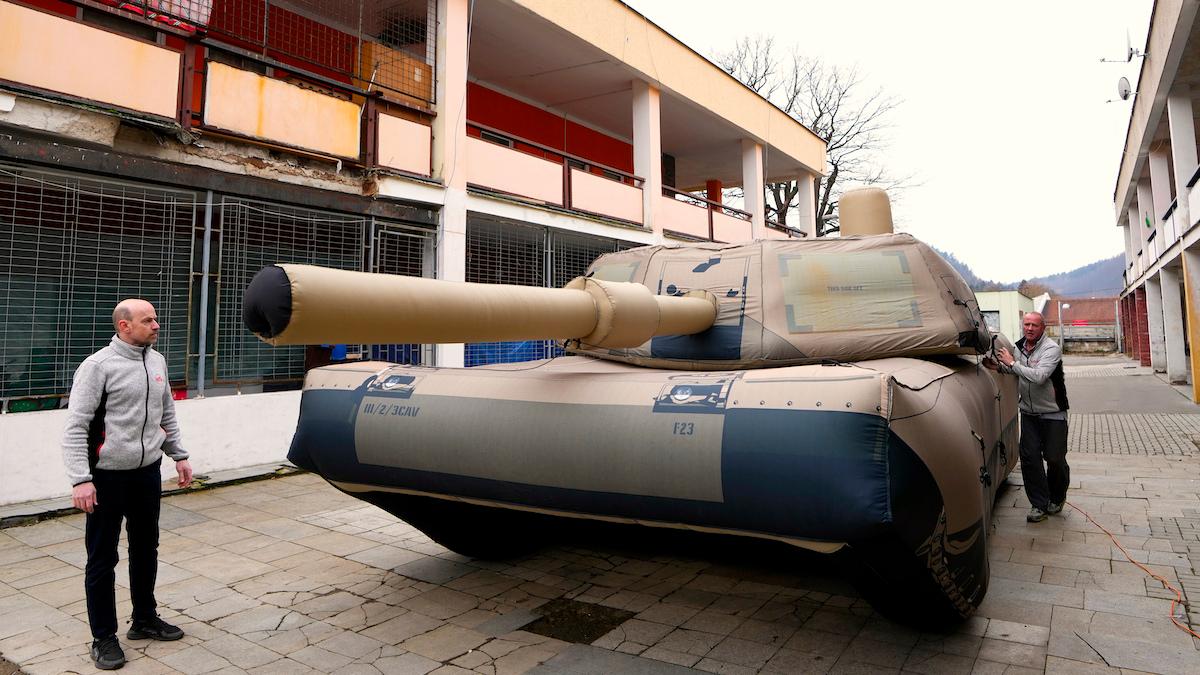 Inflatechs uppblåsbara Abrams-stridsvagn, förutom stridsvagnar kan nästan all militär utrustning replikeras i uppblåsbar form