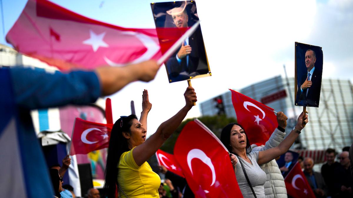 Trots Turkiets extremt höga inflation och långsam respons vid jordbävningarna i februari stödjer fortfarande många väljare Recep Tayyip Erdogan inför den andra valomgången på söndag