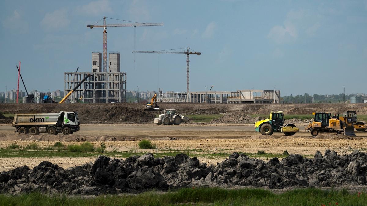 Kina satsar på batterier till Europa. Den kinesiska batteritillverkaren CATL:s bygge av det som ska bli Europas största anläggning för masstillverkning av batterier pågår i Debrecen, Ungern