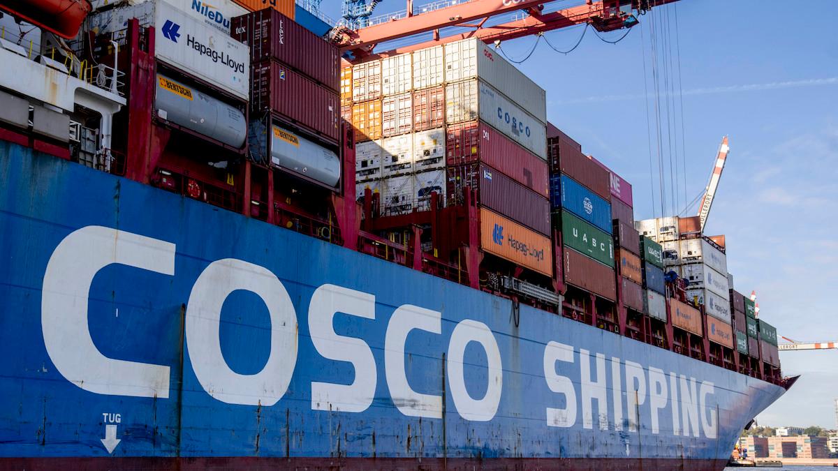 Världens största eldrivna containerfartyg, som har byggts för det kinesiska rederiet Cosco, har sjösatts i Kina, containerfartyget på bilden är inte eldrivet