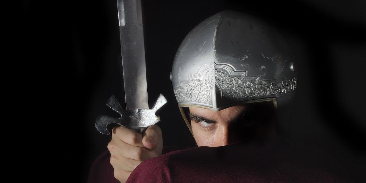 Fyra välbevarade romerska svärd och ett skaftvapen, som troligtvis är krigsbyten från den romerska armén, har hittats i en grotta i Israel