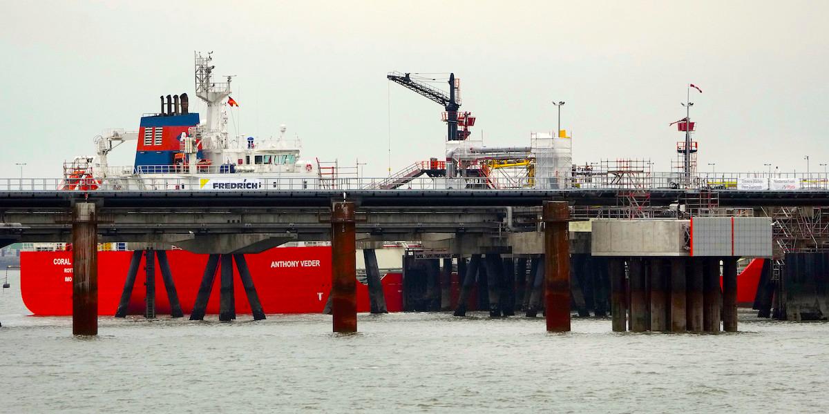 LNG-terminal i Tyskland, hotande strejker vid naturgasanläggningar har gjort att priset på naturgas ökat i Europa