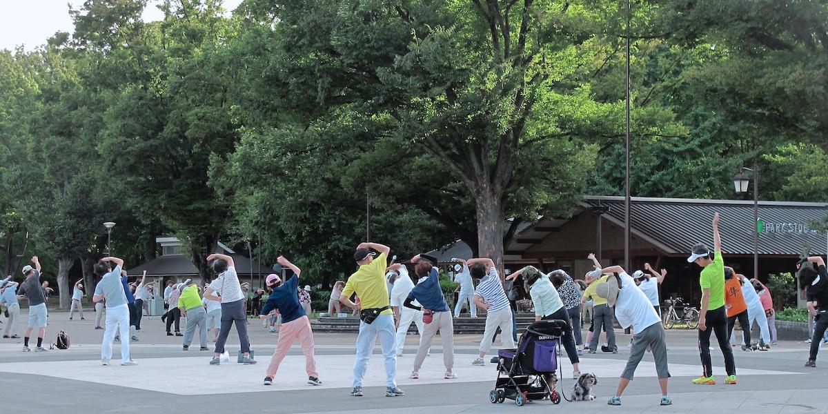 Radio Taiso i Ueno Park i Tokyo. Massor av japaner har i snart ett sekel startat dagen med den här enkla typen av träning