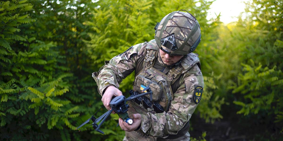 En ukrainsk soldat fäster en granat på en drönare innan den ska flyga över ryska positioner vid frontlinjen
