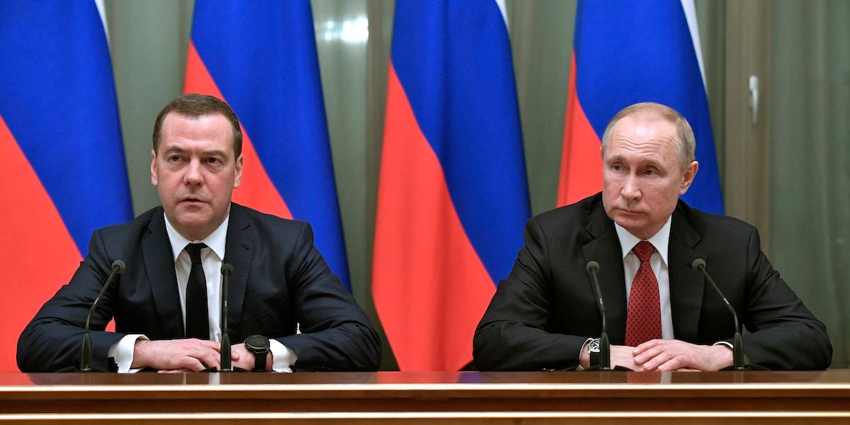 Den före detta ryska presidenten, Dimitrij Medvedev, till vänster, sprider propaganda åt den ryska presidenten Vladimir Putin, till höger