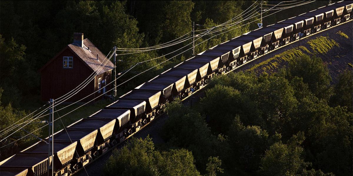 Railway Metrics and Dynamics