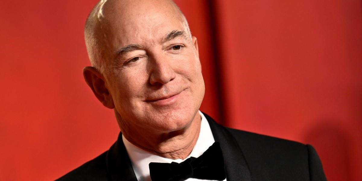 Jeff Bezoz kan snart ha anledning att fira. Hans Amazon ser ut att vara på väg att slå ett snart tre år gammalt kursrekord och analytiker tror aktien kan stiga ännu mer under året.