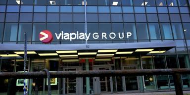 Krisande Viaplays förlust fortsätter att växa och aktien faller. Bolaget tappar betalande abonnenter och efterlyser nu politiskt stöd mot pirattjänsterna.
