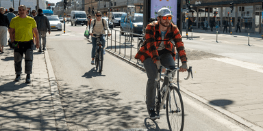 Cykelfrämjandets ordförande Per Hasselberg kräver lägre hastighetsgränser, ner mot 20 km/tim, i städer för att skydda cyklister och minska antalet allvarliga olyckor. (Foto: Samuel Steén/TT)