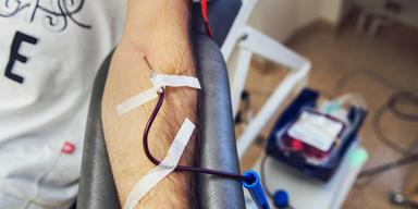 Närmare 30 000 personer fick av misstag infekterat blod, via bland annat transfusioner. Nu ska de kompenseras.