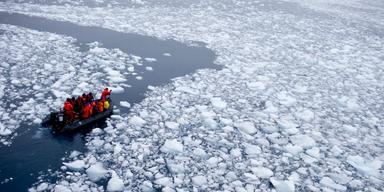 Havsisarna i Antarktis smälter snabbt, även snabbare än tidigare trott.