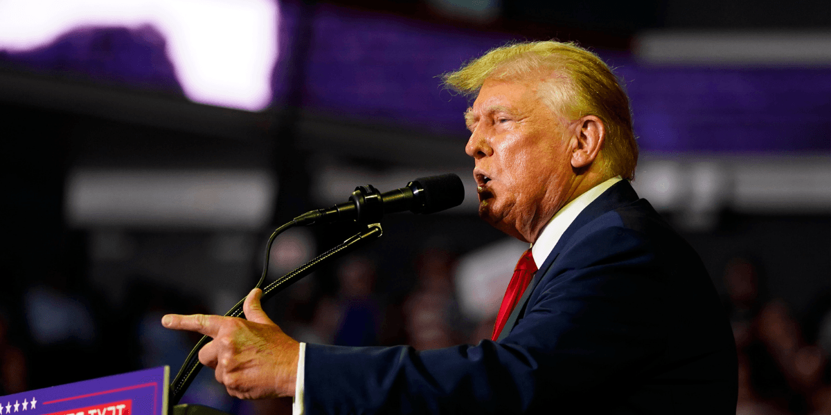 Donald Trump pekar.
