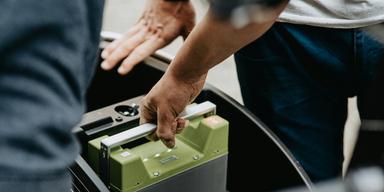 Bilden föreställer ett bilbatteri med lithium. Stora oljebolag kan nu utvinna lithium ur underjordiskt saltvatten
