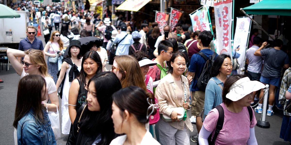 Ett myller av folk på det som tidigare var en fiskmarknad i Tokyo, Japan.