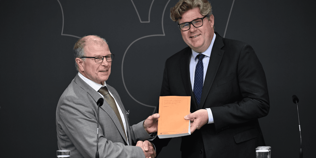 Utredaren Kazimir Åberg lämnar över promemorian "Förbättrade möjligheter för polisen att använda kamerabevakning" till justitieminister Gunnar Strömmer (M) under en pressträff. (Foto: Pontus Lundahl / TT)