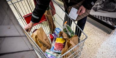 Kundvagn i livsmedelsaffär. Att matpriserna gått upp så mycket beror på svag konkurrens.